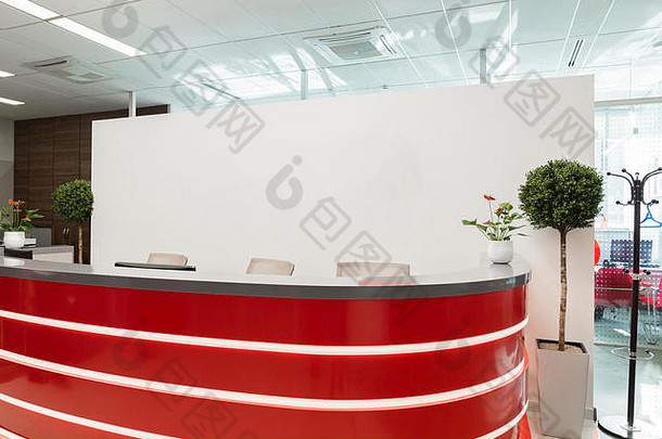 白俄罗斯明斯克——2019年5月23日：现代办公室的访客接待区，内部为红白相间