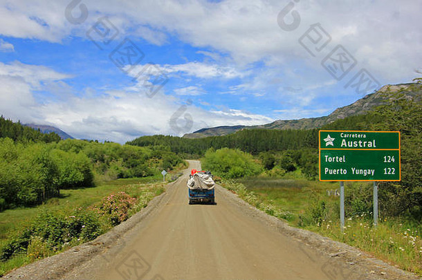 在前往智利巴塔哥尼亚奥希金斯别墅的途中，在Carretera Austral上驾驶面包车