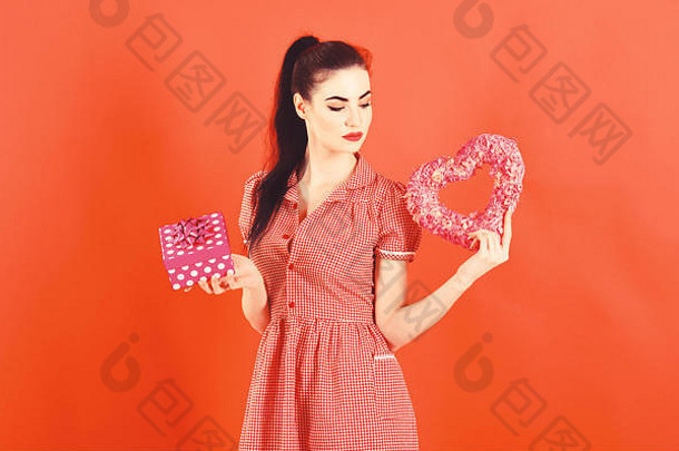 生日约会惊喜心购物概念女孩脸使礼物盒子女人时尚的衣服持有浪漫的现在夫人象征爱孤立的红色的