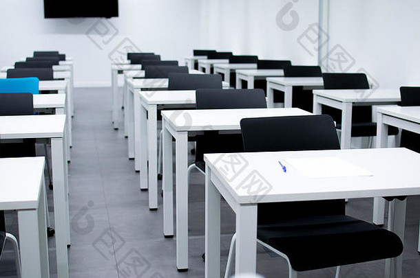 教室空高学校大学桌子上表格笔前考试测试房间