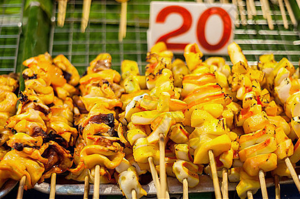 烤鱿鱼，当地市场的亚洲风格