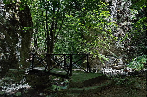 夏天走迷宫泰特文巴尔干半岛高山峰河桥长满青苔的陡峭的悬崖正在尝试planina保加利亚
