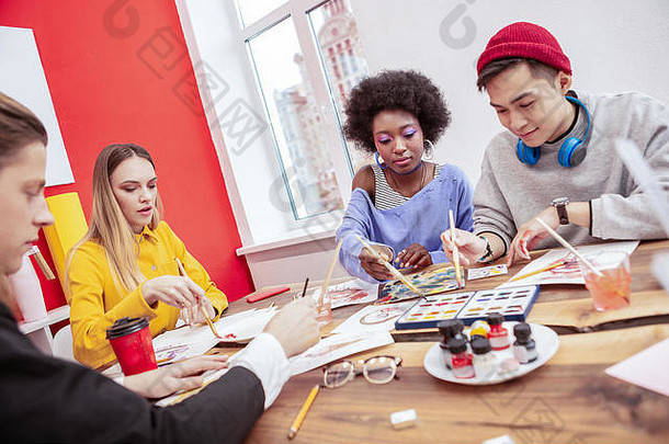艺术系学生在一起学习绘画技巧