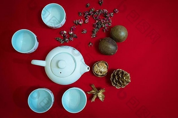 茶作文中国人传统的茶杯茶壶背景红色的天鹅绒织物