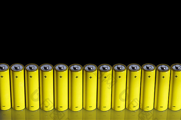 在黑色背景上排列的一组AA电池