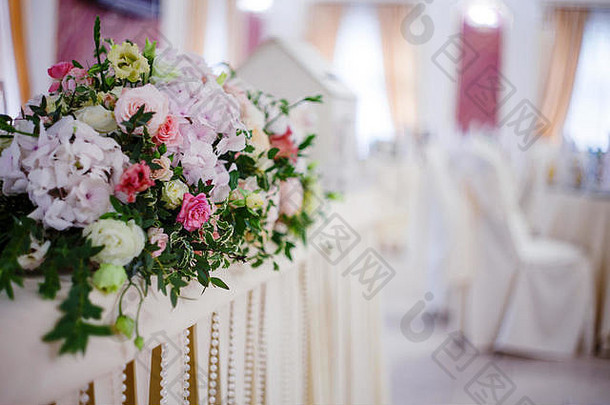 提供婚礼桌上的鲜花。新婚夫妇设计局