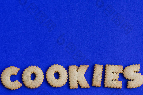 词饼干拼写字母形状的饼干食物背景