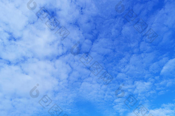 美丽的白色云蓝色的天空背景