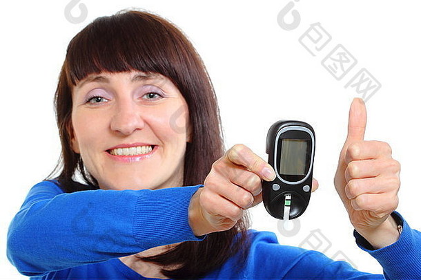 微笑<strong>的</strong>女人拿着血糖仪，竖起大拇指，测量血糖水平，<strong>糖尿病的</strong>概念。
