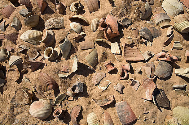 桩古老的陶器碎片沙漠地板上daydamus罗马堡东部沙漠埃及北非洲
