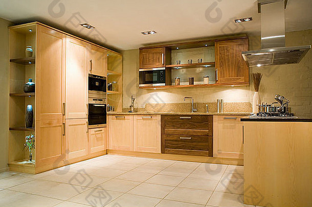 奶油平铺的地板上现代厨房光线苍白的木安装橱柜
