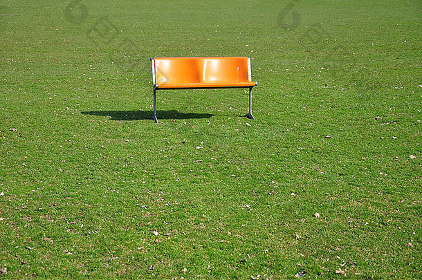 橙色板凳上草坪上