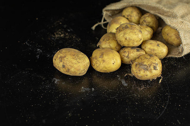 土豆黑色的surfase帆布袋新鲜的土豆痕迹地球皮肤脏生土豆大数量洗很多土豆桩