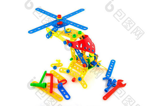 直升机由白色背景的塑料结构玩具制成