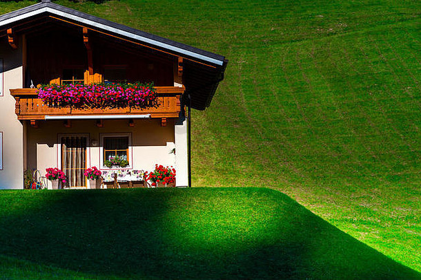 宾馆位于宁静的地方，山与自然，奥地利，旅游理念
