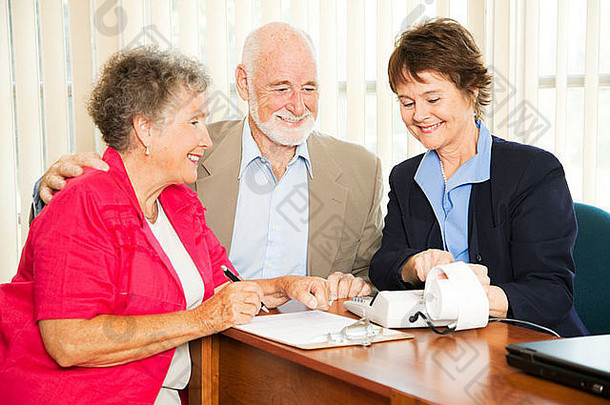 这对年长的夫妇从他们的会计师那里得到了好的财务消息。