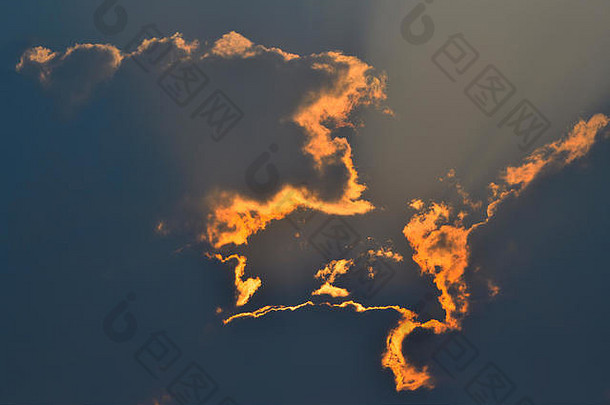 加拿大阿尔伯塔省的云层，夕阳和附近<strong>森林</strong>大火产生的烟雾在天空中形成了一幅超现实的图像。