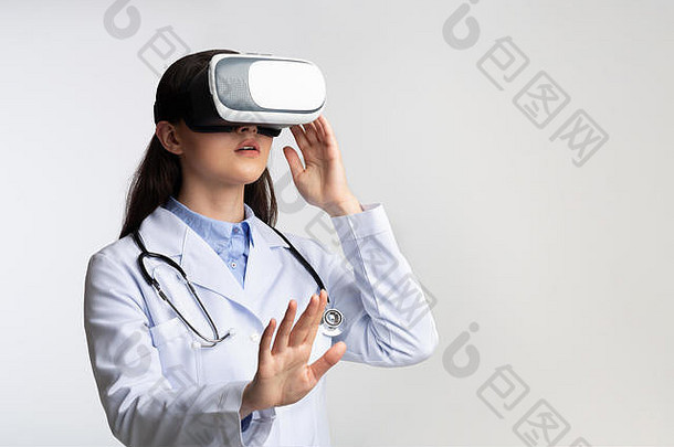 戴白色背景VR眼镜的女医生