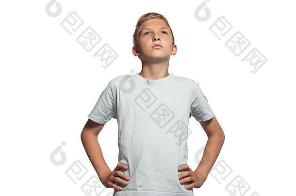 一个穿着白色t恤的金发男孩的特写肖像，在白色工作室背景上单独摆姿势。真诚情感的概念。