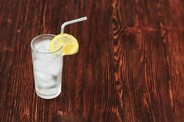 玻璃新鲜的柠檬水冰鸡尾酒木背景