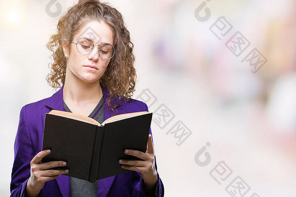 身穿校服的年轻黑发女学生在与世隔绝的背景下看书，脸上带着自信的表情，表情聪明，思维严肃