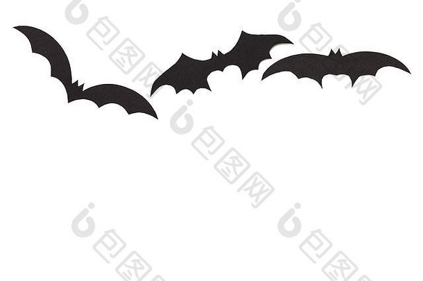 万圣节前夕，用黑纸雕刻的易挥发蝙蝠的剪影被隔离在白色的地板上