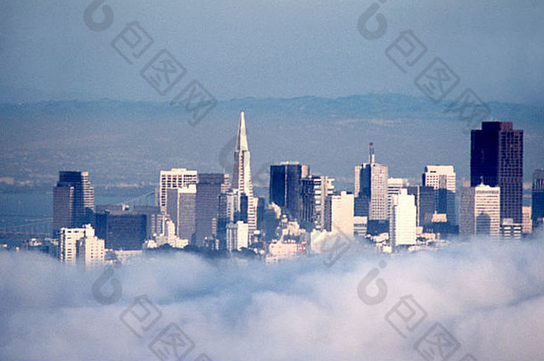 著名的旧金山天际线和摩天大厦漂浮在加利福尼亚太半洋的云雾之上