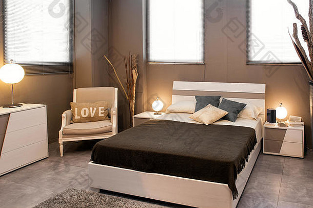 浪漫的棕色（的）奢侈品卧室室内窟风格床上椅子爱缓冲照亮轮灯