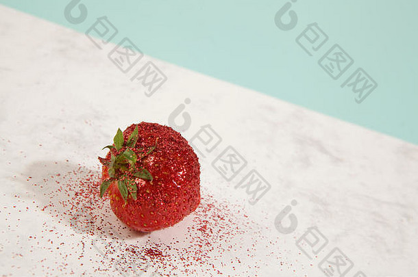 美丽的红色草莓点缀着明亮的红色闪光，背景为大理石和绿松石色