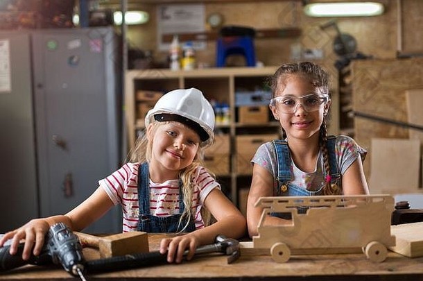 两个年轻女孩在<strong>车间</strong>做木工活