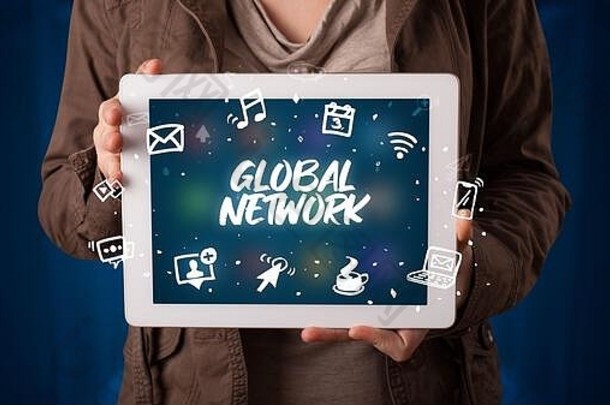 在平板电脑上工作的年轻商人展示了题词：全球网络