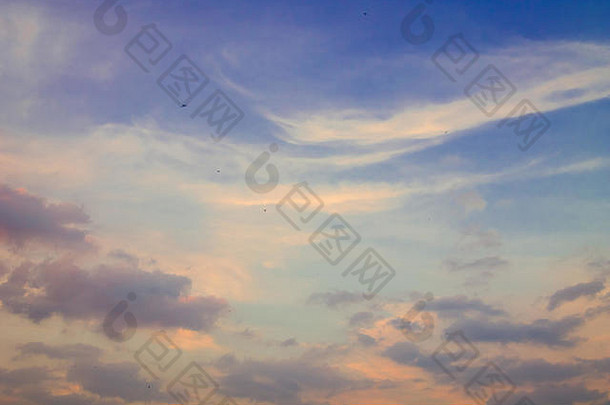 蓝色的多云的天空背景日落自然纹理