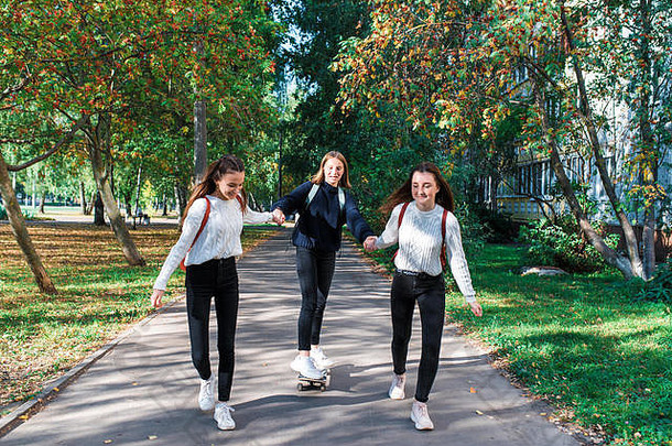 三名女生13-15岁，秋夏<strong>同城</strong>，骑滑板，笑逐颜开，休闲服，放学后休息