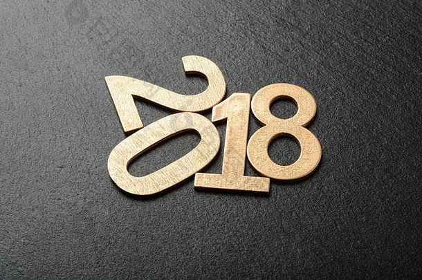 2018年，木制背景上金色木质字母的2018年新年