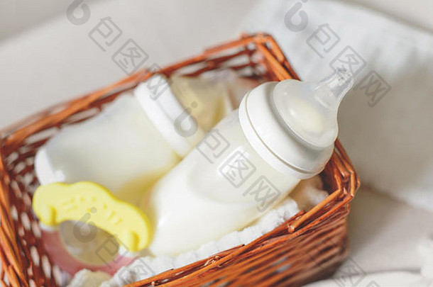 瓶乳房牛奶婴儿稻草篮子免费的复制空间