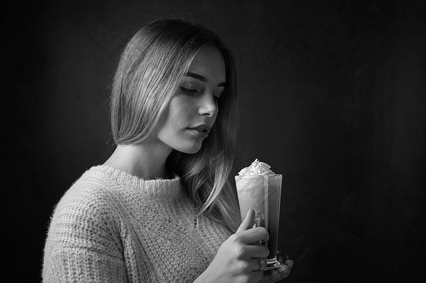 有吸引力的年轻的女人爱尔兰咖啡美丽的金发女郎毛衣持有杯子咖啡奶油复制空间