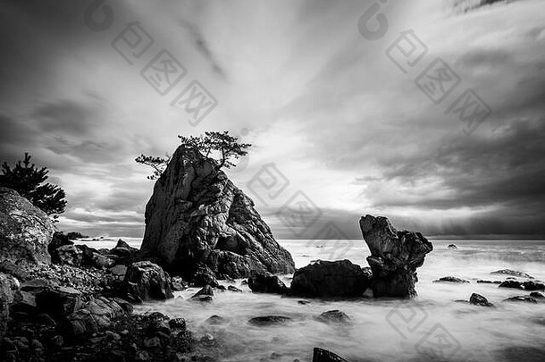 黑色/白色，韩<strong>国庆</strong>州东海滨，长<strong>时间</strong>曝光的海边岩石和单调的天空的美丽景色