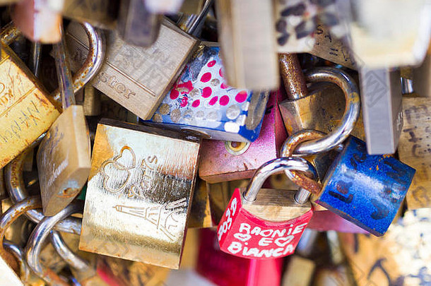 巴黎——12月6日：2013年12月6日，巴黎阿尔奇桥的爱情挂锁。千家万户相爱的情侣