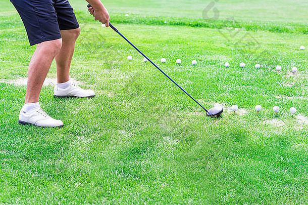 男子高尔夫运动员准备击球的低腰部分