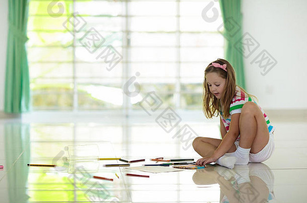 在家里，孩子们用五颜六色的铅笔在白色<strong>瓷砖</strong>地板<strong>上</strong>画十字。孩子们<strong>放</strong>学后画画和做美术作业。孩子们画一张画