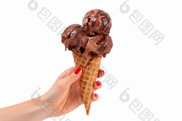 白色背景的巧克力冰淇淋蛋<strong>卷</strong>。在<strong>威化</strong>杯里手拿巧克力冰淇淋。