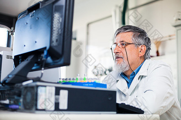 高级研究员在实验室进行实验时使用计算机（彩像）