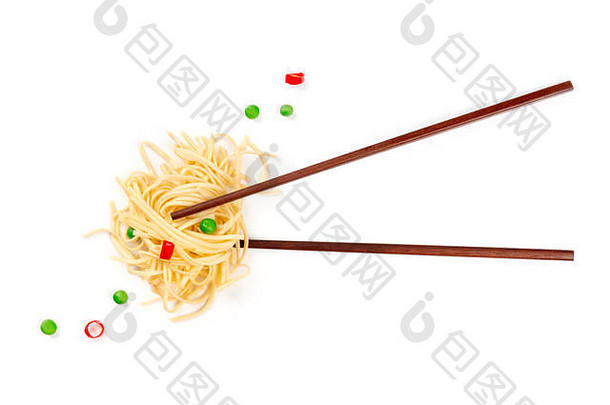 一张筷子上方的照片，上面有巢状的乌冬面条、青豆和红辣椒，从顶部拍摄，背景为白色，留有复印空间