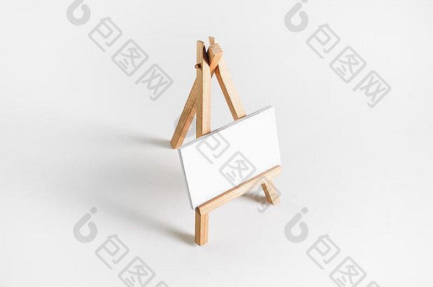 白纸背景木架上空白名片的照片。