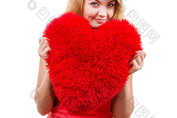 金色长发女孩手持红色大心形爱情符号摄影棚拍摄的白色隔离镜头。情人节快乐观
