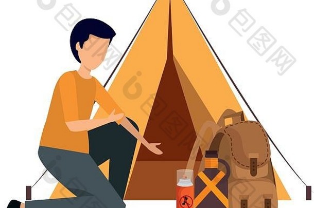 带男人和旅行袋的帐篷露营