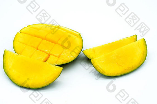 芒果片，白色背景上分离的芒果切块