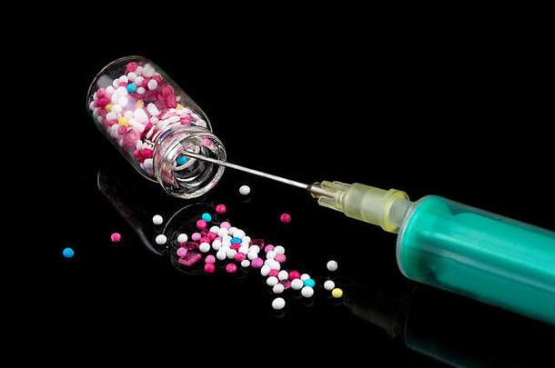 带尖头针头的注射器和装有糖果的玻璃瓶有患糖尿病的风险