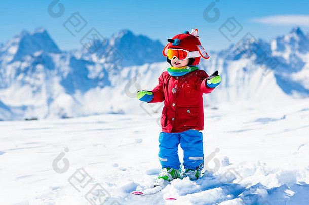 孩子滑雪山孩子滑雪学校冬天体育运动孩子们家庭圣诞节假期阿尔卑斯山脉孩子们学习下坡滑雪高山