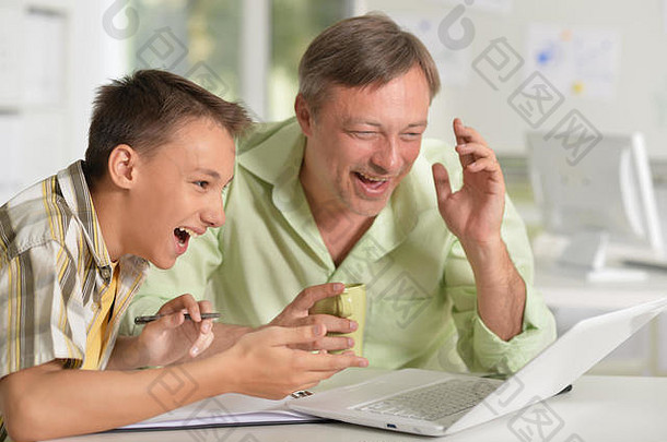 父亲帮助儿子家庭作业